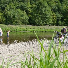Radfahren_Pause an der Sieg_FelixKnopp_NaturregionSieg_CCBYSA