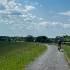 Radfahrer auf dem Siegdeich