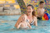 Frau mit Baby im Schwimmbad Aggua