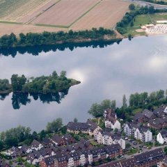 Luftaufnahme des Rotter Sees mit Wohnsiedlung