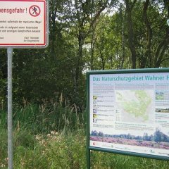 Warnschild auf Kampfmittelbelastung und Hinweistafel in der Wahner Heide