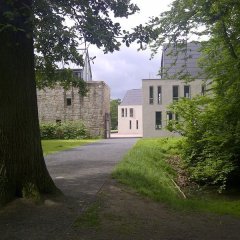 Durchgang zwischen Neubau und Remise der Burg Wissem in die Wahner Heide