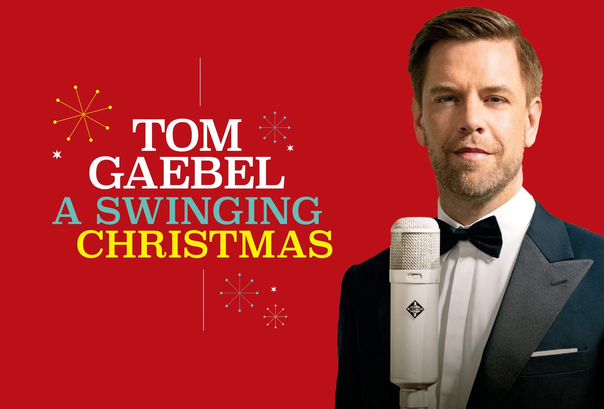 Tom Gaebel im Anzug mit Fliege am Mikorfon, vor rotem Hintergrund, bunter Schriftzug seitlich : TOM GAEBEL A SWINGING CHRISTMAS