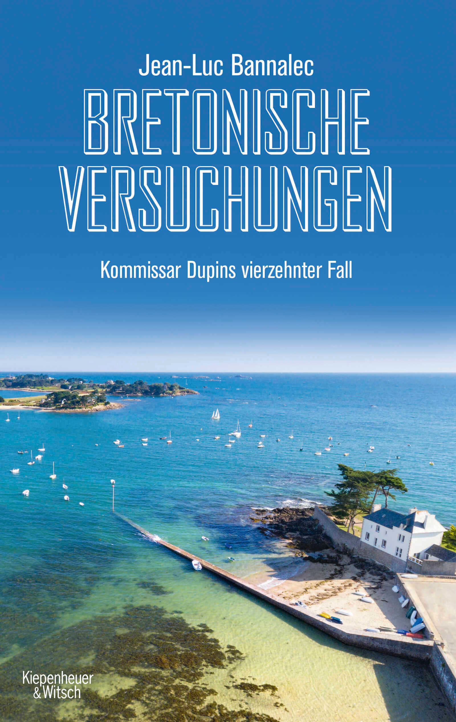 Buchcover - Bannalec - Bretonische Versuchungen Bretonische Küste, Inseln, kleine Anlegebucht für Boote, weißes Haus mit Baum, viele Segelboote auf dem Meer