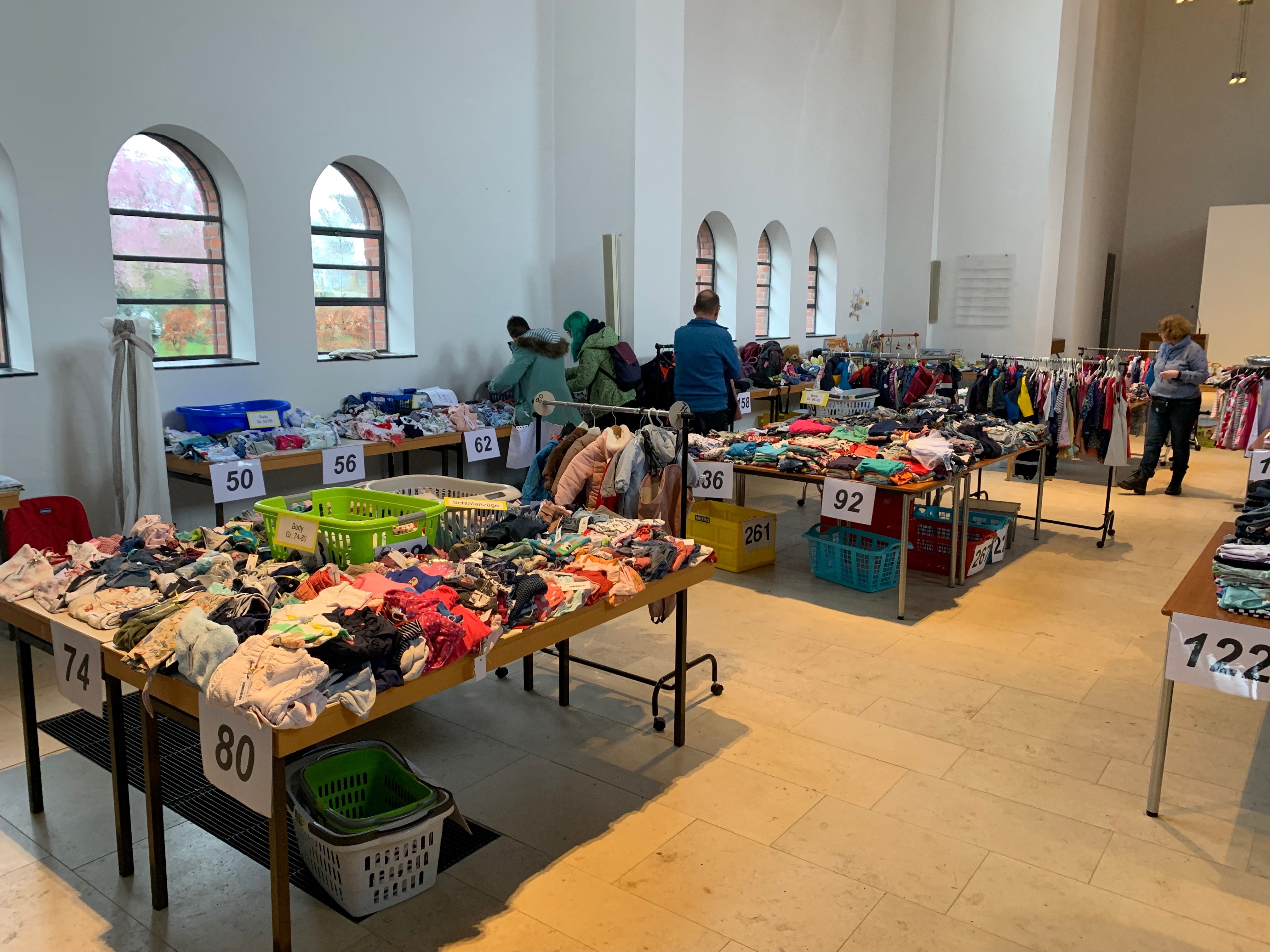 Kirchenrau mit Kindersachen-Flohmarkt
