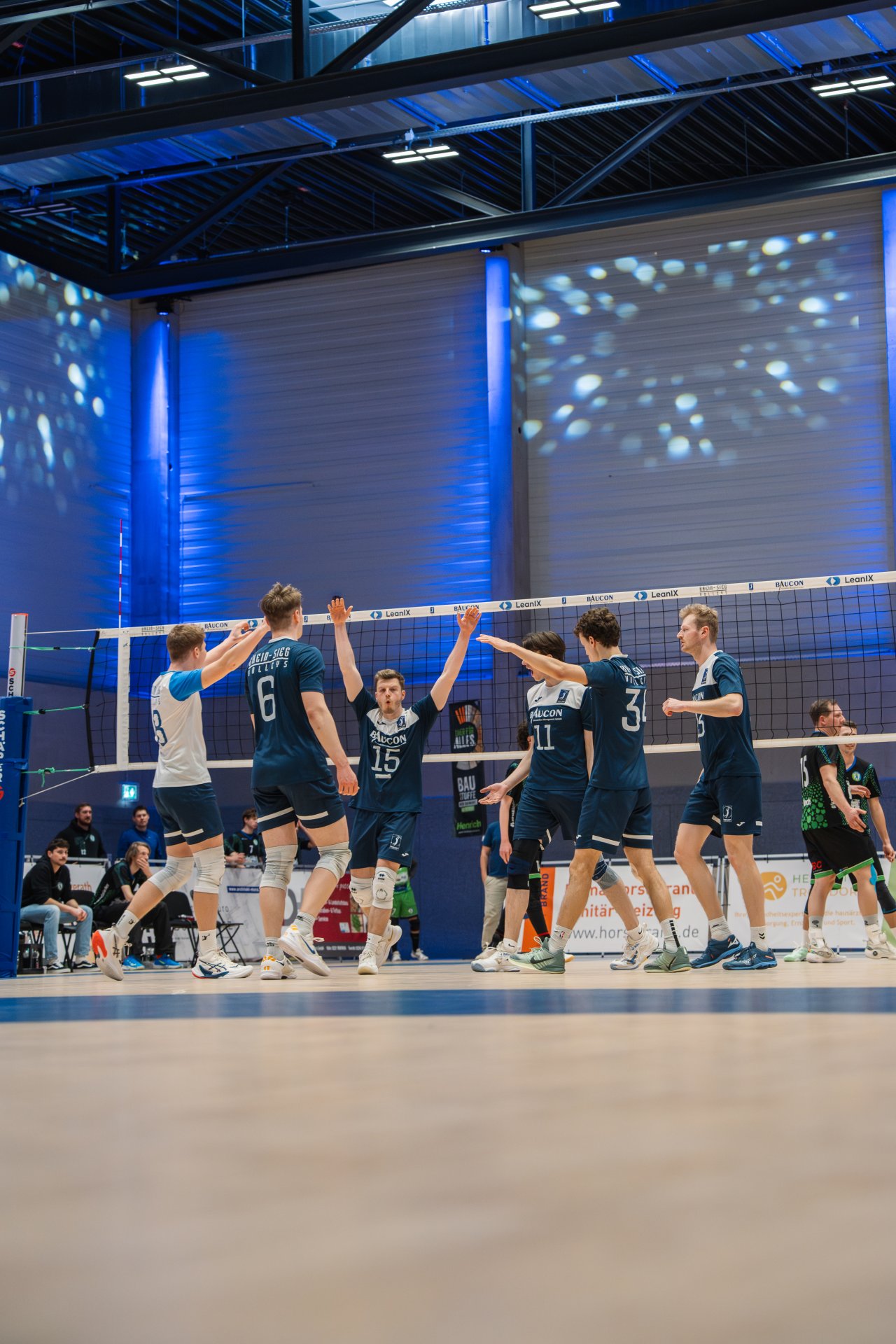Volleyball-Spieler jubeln