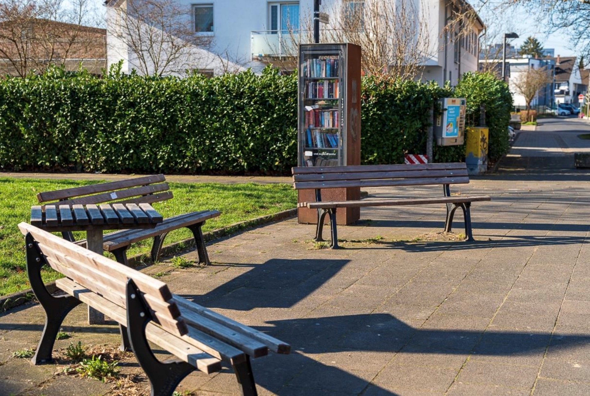 Bücherschrank auf einem Platz mit Sitzbänken