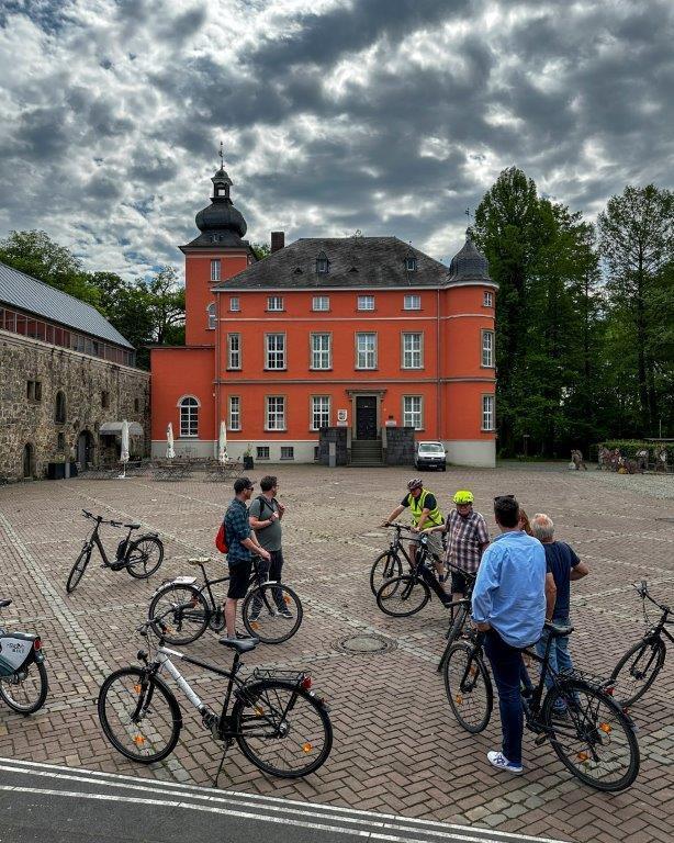 Fahrradfahrer vor Burg Wissem
