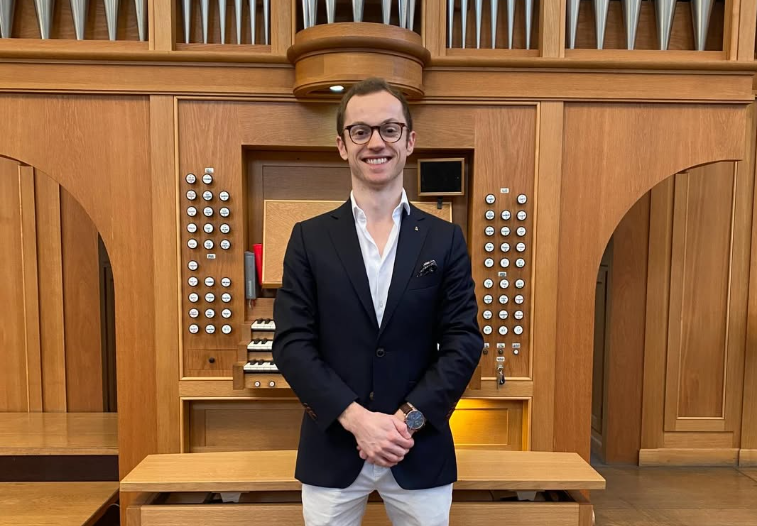 Mann mit Brille vor Orgel