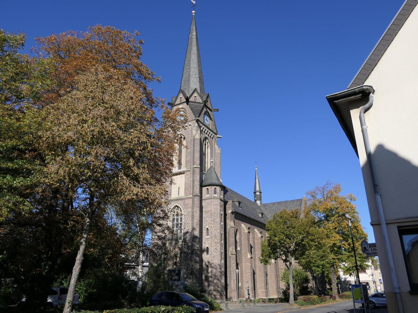 Kirchturm hinter Baum: Kirche in Troisdorf-Spich