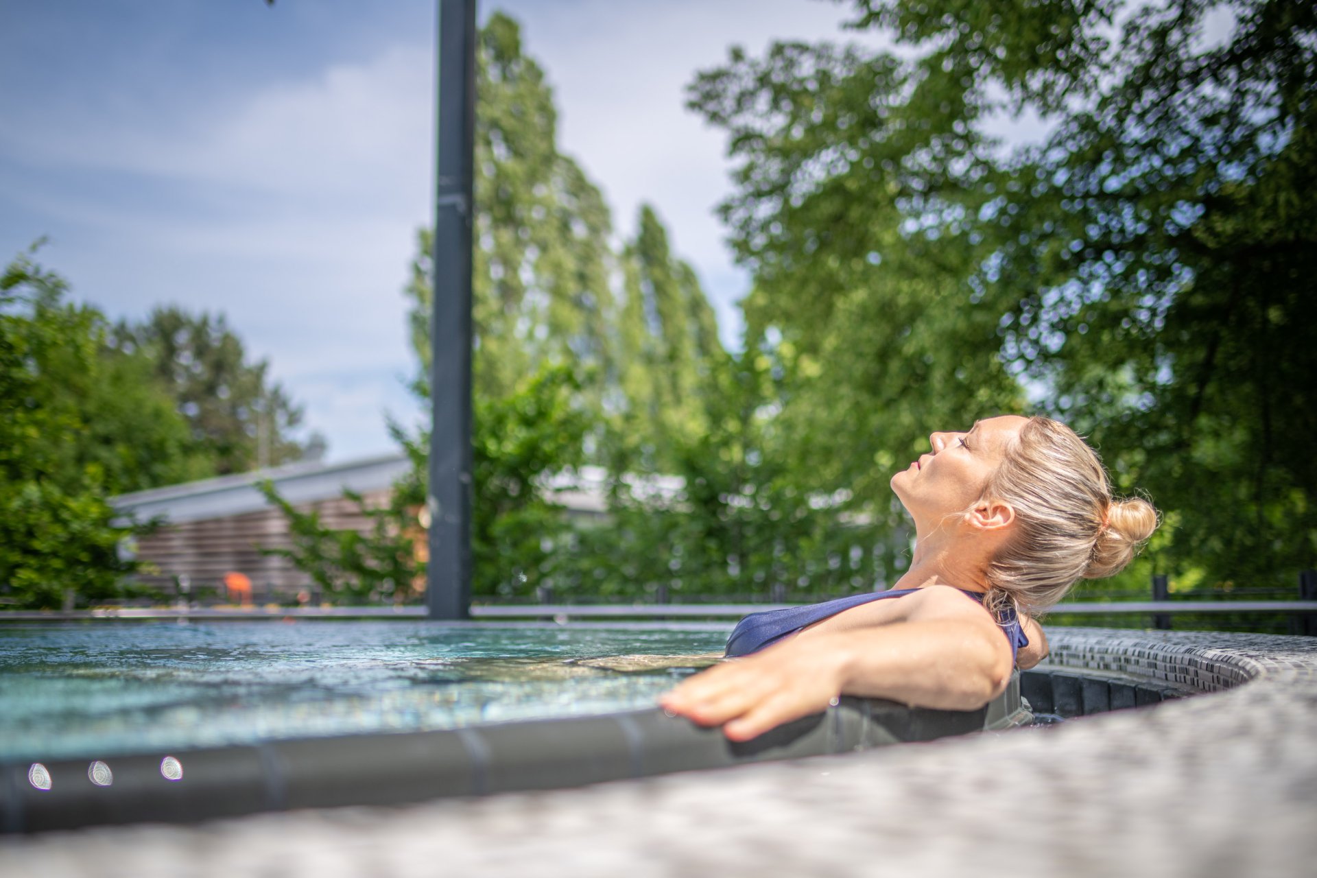 Frau im Schwimmbecken