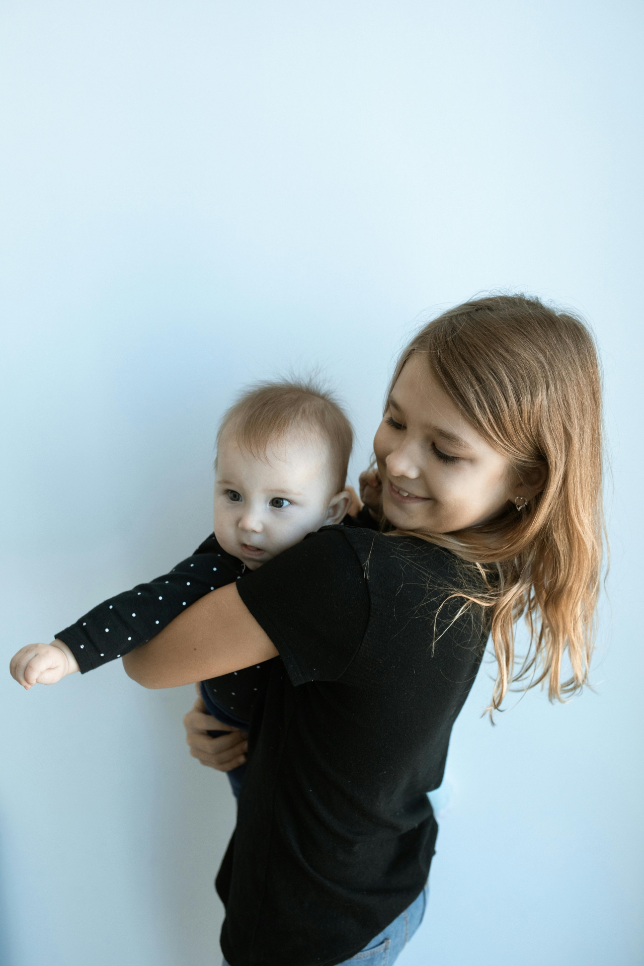 Mädchen hält Baby