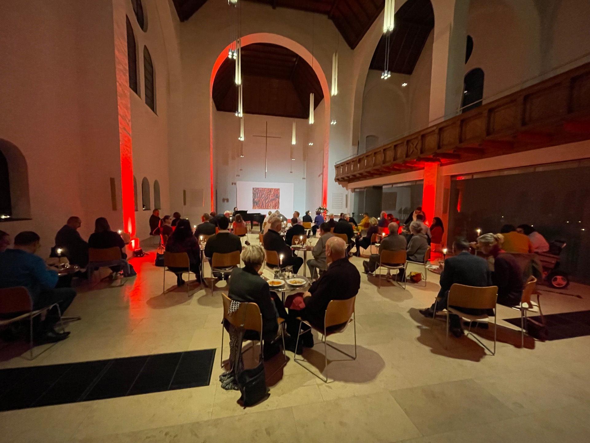 Blick in eine Kirche, rot beleuchtet