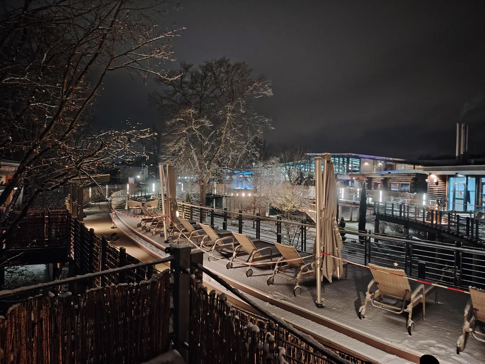 Sauna von außen bei Nacht