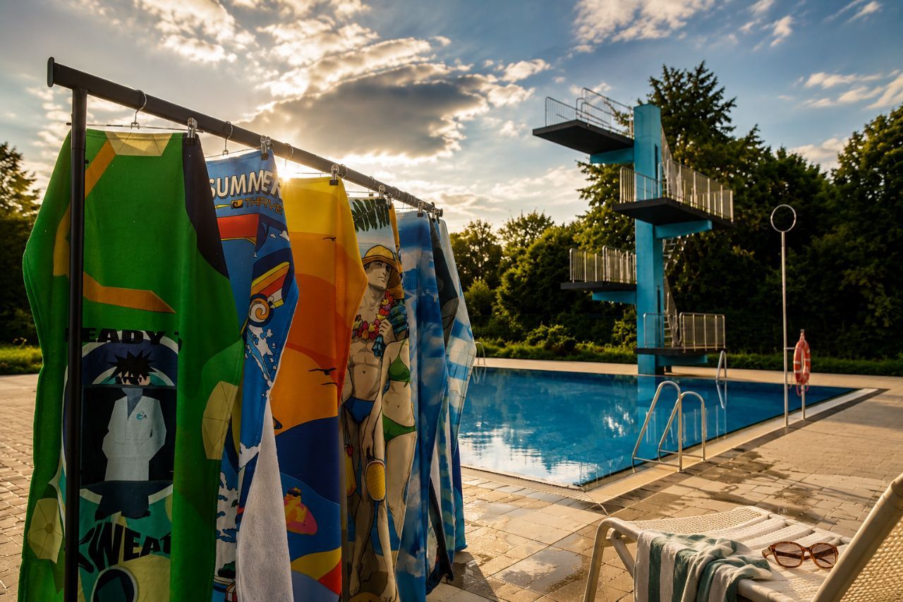 Kleiderstange im Freibad