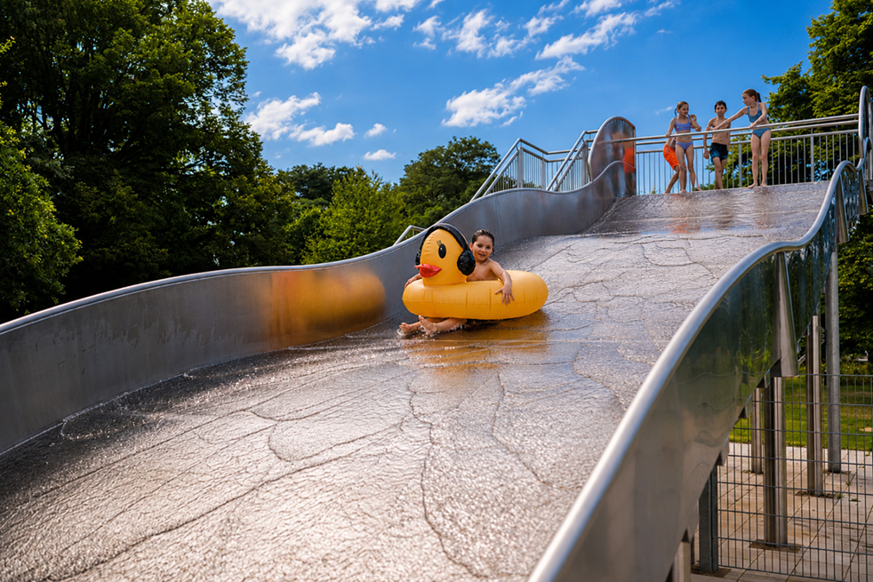 Kind auf Wasserrutsche