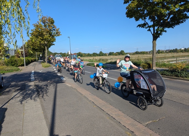 Kinder mit Fahrrad auf Landstraße