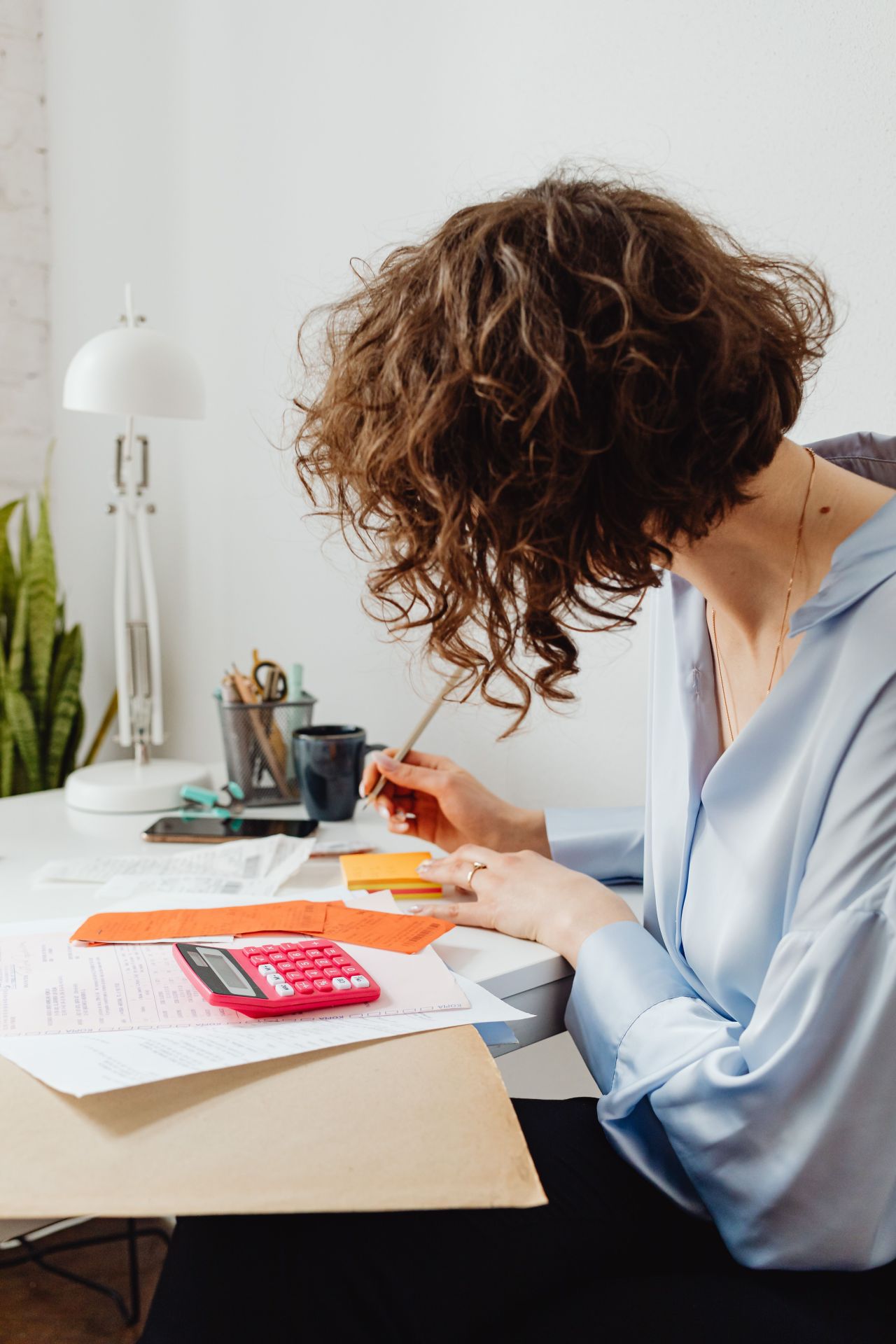 Frau am Schreibtisch Finanzen