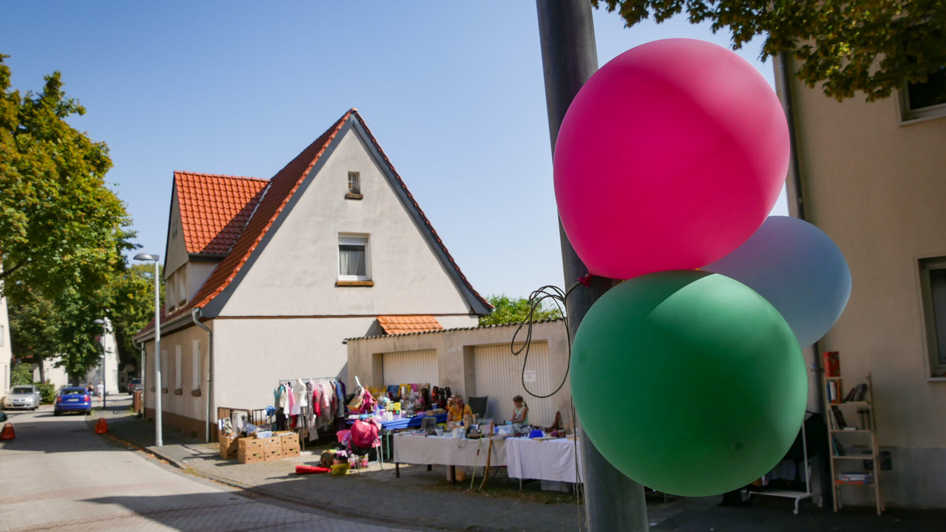 Straßenszene mit Luftballons an Laterne
