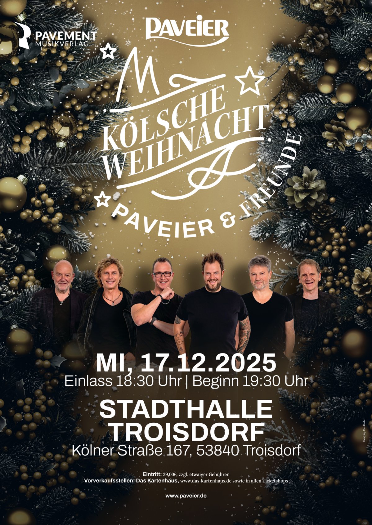 Das Bild zeigt das Plakat für das Konzert "Kölsche Weihnacht" mit der Band Paveier & Freunde am 17. Dezember 2025 in der Stadthalle Troisdorf. Es enthält Informationen zu Uhrzeit, Eintritt und Vorverkaufsstellen sowie ein festliches Design mit Weihnachtsmotiven.