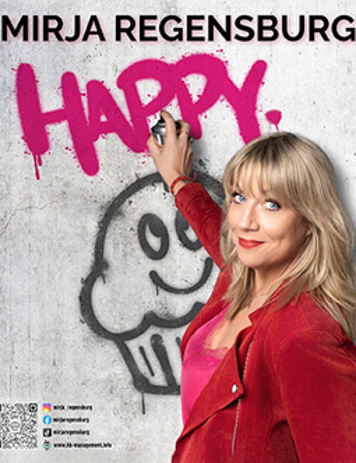 Das Bild zeigt ein Plakat mi grauem Hintergrund auf dem der Name des Programms "Happy" steht. Davor steht Mirja Regensburg