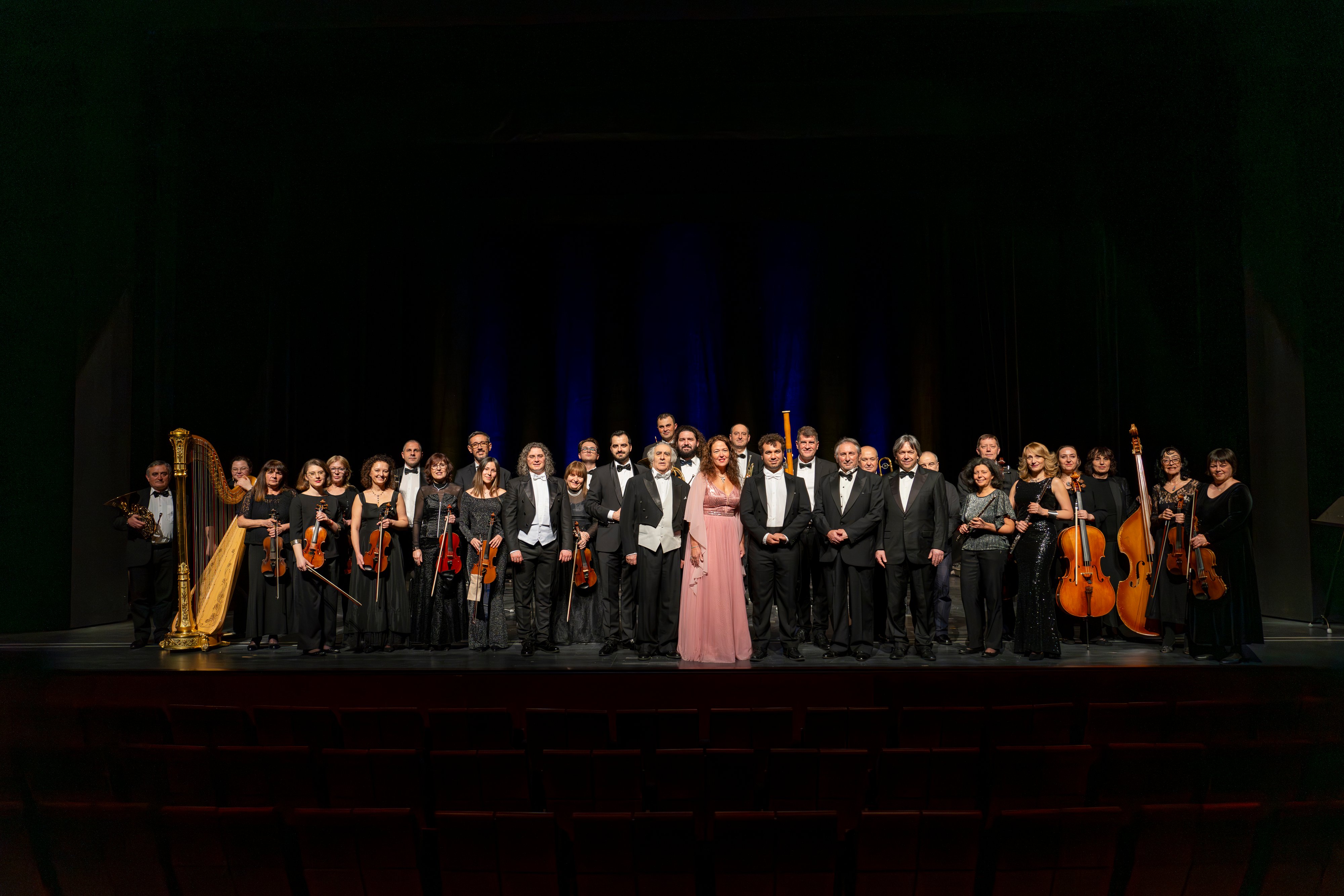 Die fünf  Tenöre Luigi Frattola, Orfeo Zanetti, Vincenzo Sanso, Alejo Ruiz und Emil Pavlov begleitet vom Plovdiv Symphonic Orchestra zusammen auf der Bühne