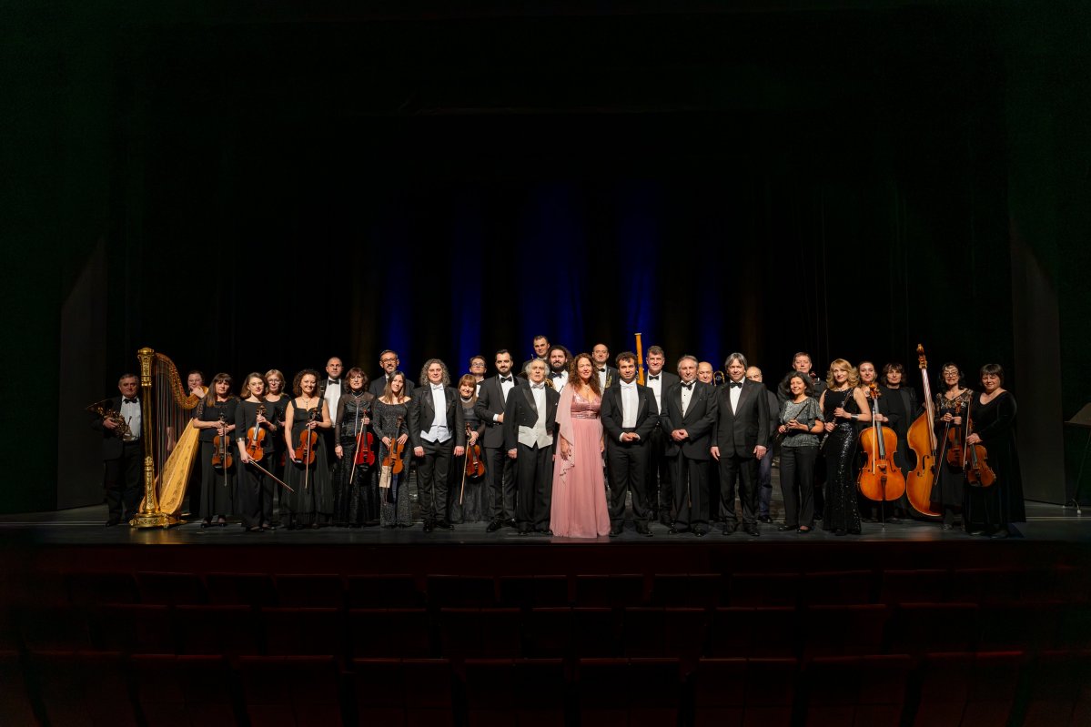 Die fünf Tenöre Luigi Frattola, Orfeo Zanetti, Vincenzo Sanso, Alejo Ruiz und Emil Pavlov begleitet vom Plovdiv Symphonic Orchestra zusammen auf der Bühne