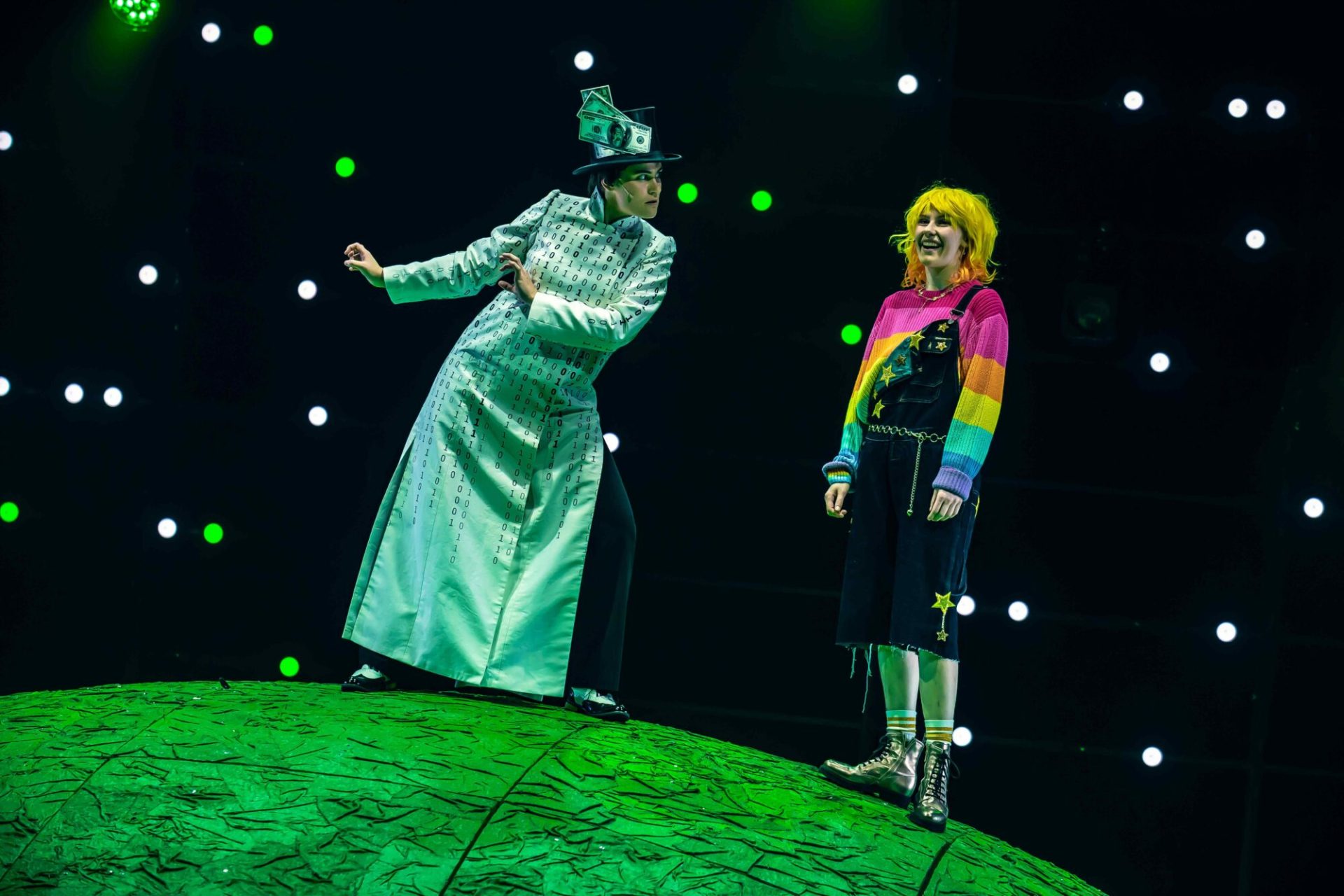 Die Schauspieler des Stücks der kleine Prinz stehen während der Aufführung auf einem grünen "Planeten" auf der Bühne