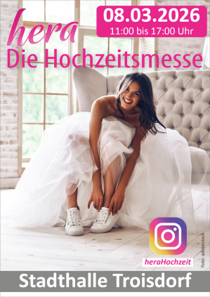 Das Bild zeigt ein Plakat zu "hera" Hochzeitsmesse am 08.03.2026 von 11:00 bis 17:00 Uhr in der Stadthalle Troisdorf. Außerdem sitzt eine Frau in einem weißen Brautkleid auf einem Sessel