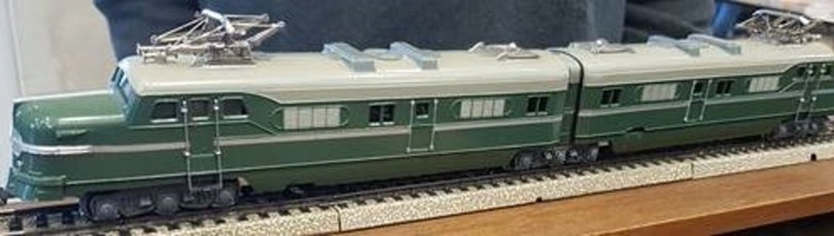 Ein Bild einer grünen Modellbahn