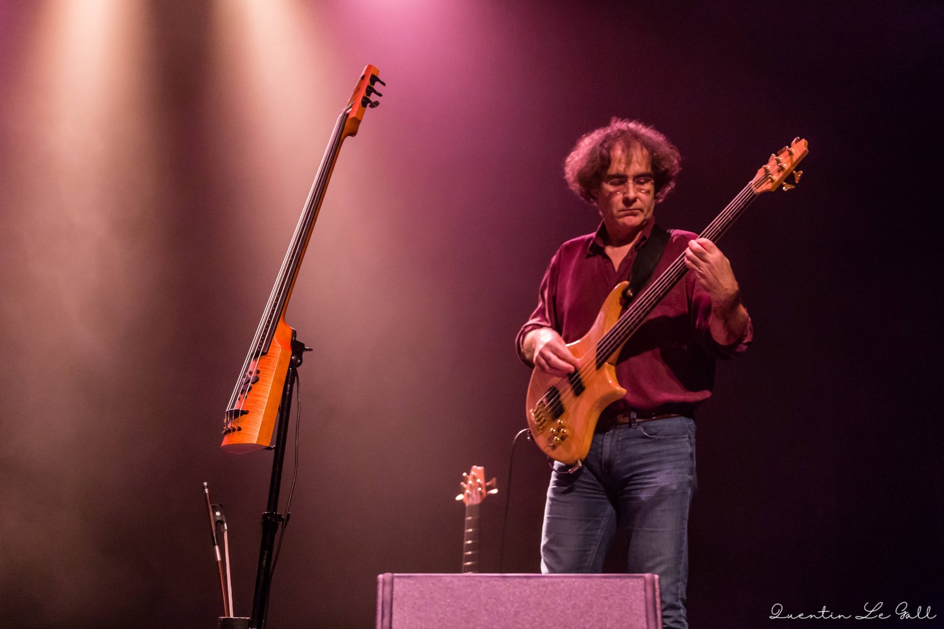 Yann Honore, im Bühnenspot stehend mit mehreren Instrumenten