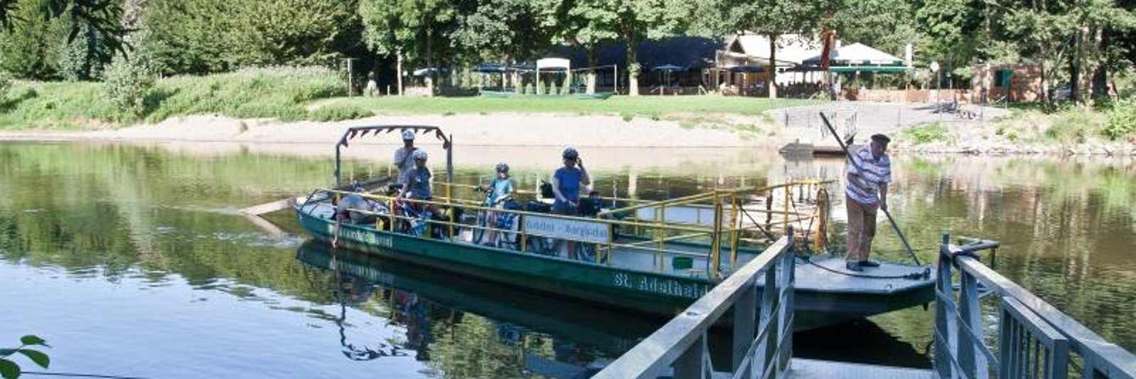 Die Siegfähre legt an