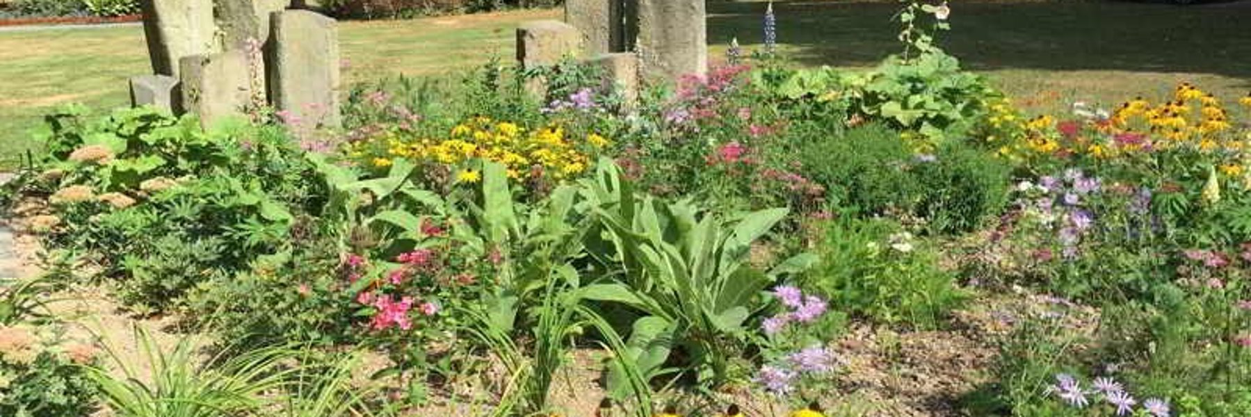 Staudenbeet mit Steinblöcken
