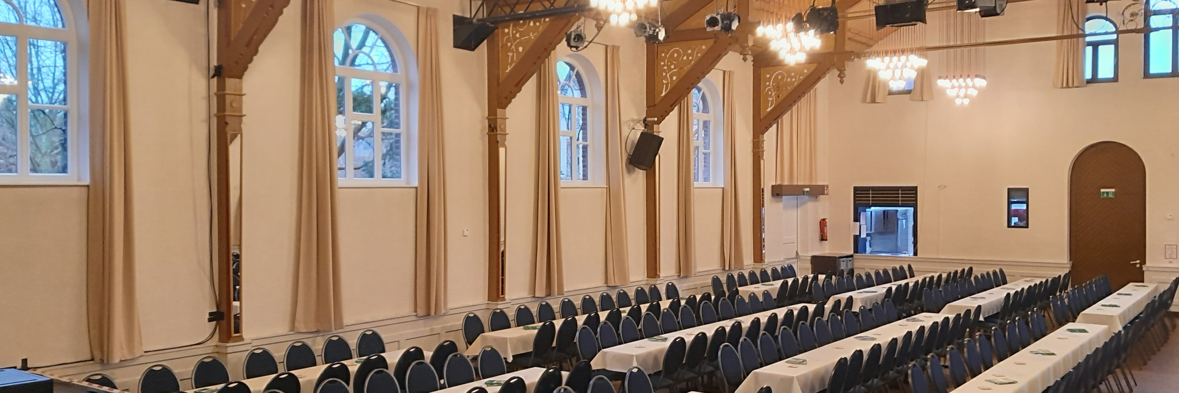 Blick von der Bühne in den bestuhlten Saal