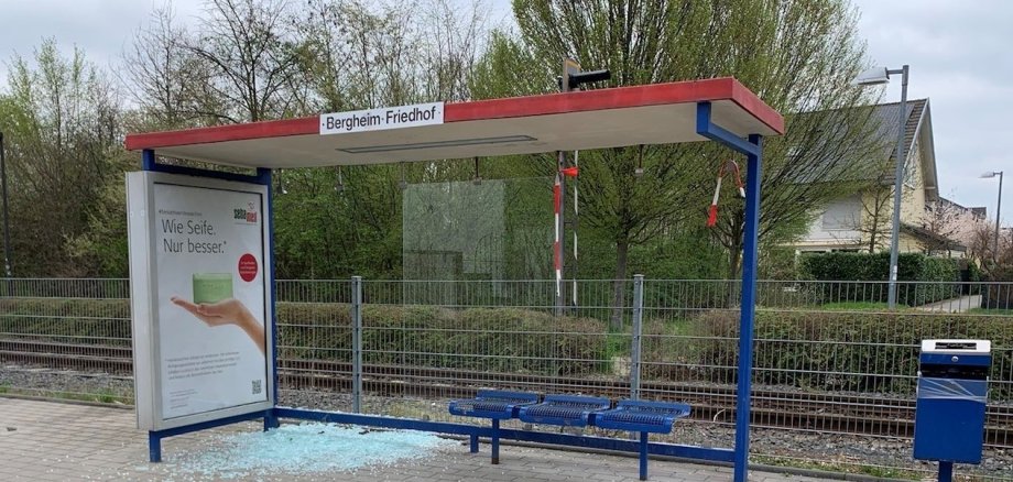 Vandalismus Bushaltestelle Bergheim Friehof Ostern 2021