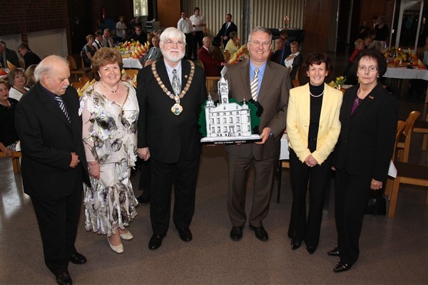 20 Jahre Partnerschaft mit Redcar: v.l. Horst Rößler, Ehepaar Margret und Brian Briggs, Bürgermeister Klaus-Werner Jablonski, Vize-Landrätin Notburga Kunert und Karin Rößler, Vorsitzende des Städtepartnerschaftsvereins Troisdorf.