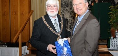 Zur Feier der Städtepartnerschaft tauschten die Bürgermeister offizielle Präsente aus.