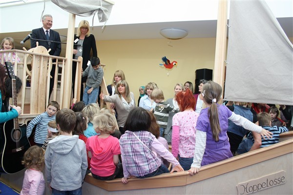 Viele Kinder und Gäste bestaunten die neue Kindertagesstätte am alten Wasserwerk mit überdimensionalem Holzschiff.