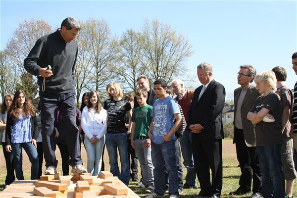 Sportler und Sportwissenschaftler Georg Werthner erklärte Sinn und Funktion der Geräte im Motorik-Park, rechts Bürgermeister Klaus-Werner Jablonski und Rolf Alfter, Vorsitzender des Stadtsportverbandes.