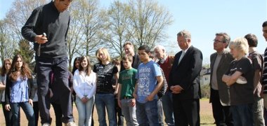 Werthner erklärt Geräte im Motorik-Park, Jablonski und Alfter stehen daneben.