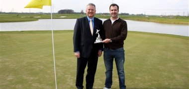 Abstecher zum Golfplatz: Bürgermeister Jablonski gratuliert Craig West.
