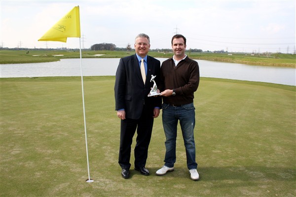 Abstecher zum Golfplatz: Bürgermeister Klaus-Werner Jablonski (links) gratulierte Craig West zur Auszeichnung für die Troisdorfer Golfanlage West Golf.
