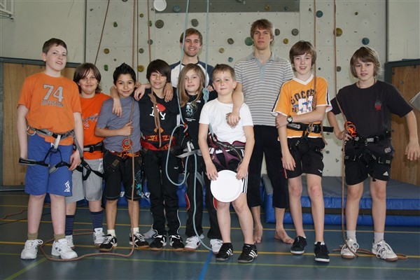 Begeisterte Kletterer in voller Montur: Jannik Böker (rechts) und Tobias Fernholz mit den jungen Teilnehmern eines Kletterkurses während der Ferien.