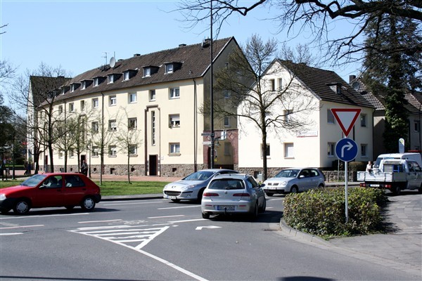 Neue Regelung für mehr Sicherheit: An der Lohmarer Straße, Ecke Römerstraße darf man vorerst nicht mehr nach links abbiegen.