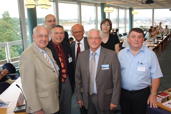 Wollen Senioren vor Kriminalität schützen: vorne v.l. LSV-Vorstandsmitglieder Dr. Helmut Freund und Dr. Martin Theisohn, dahinter Sozialamtsleiter Rolf Bertsche, Erster Beigeordneter Heinz Eschbach, Hauptkommissar Uwe Bredthauer, Claudia Grunenberg und Werner Zander.