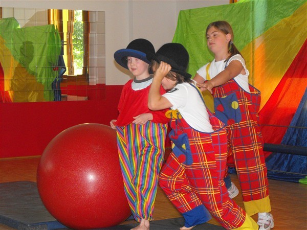Die kleinen Clowns Jana, Robin und Jonathan gehörten zum kunterbunten Zirkusprogramm im Stadtteilhaus.