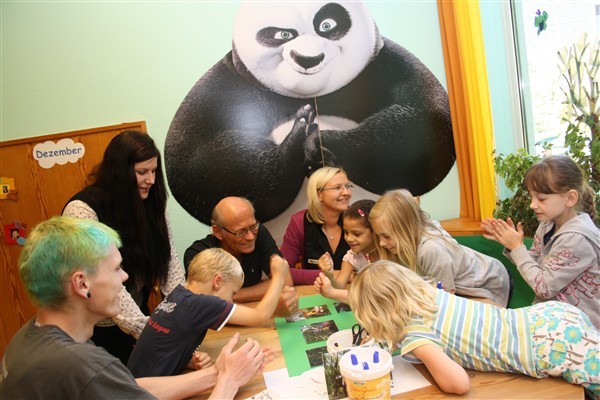 Besucher einbezogen: v.l. die beiden Helfer Philipp Kaffenberger und Anna Friedrichs mit Erstem Beigeordneten Heinz Eschbach und TROGATA-Leiterin Martina Deinert freuen sich mit den Kindern über KeTS in Spich.