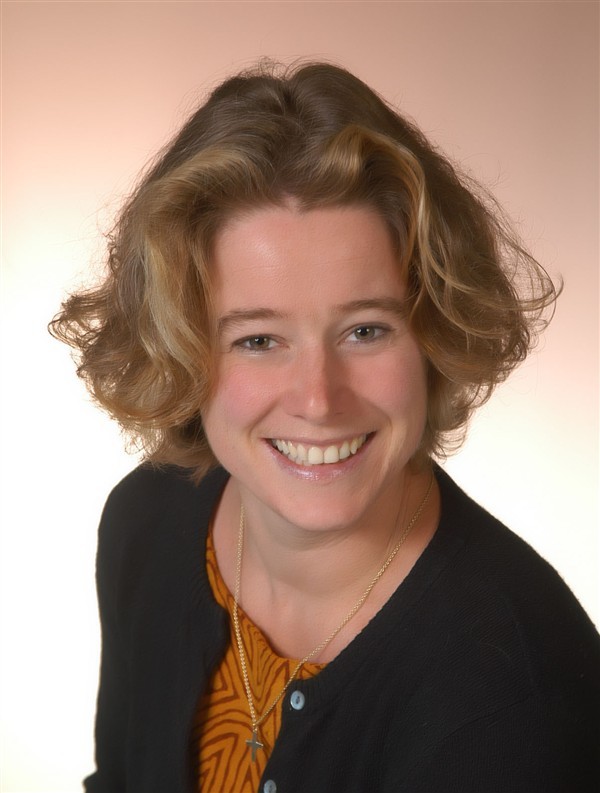 Maja Rath zeigt Bilder im Troisdorfer Rathaus.