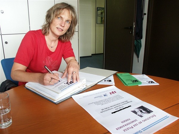 Diakonie-Mitarbeiterin Jutta Spoddig nimmt die Anmeldungen für den Kurs entgegen.