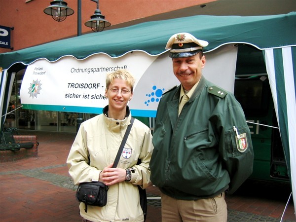 Das Team der Ordnungspartnerschaft, Susanne Müller und Klaus Grabowski, informieren Bürger vor Ort.